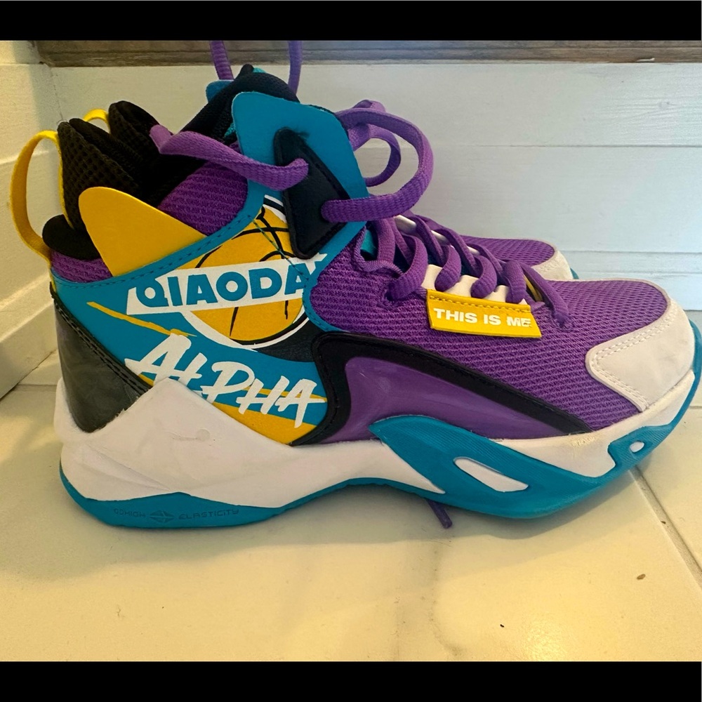 Kids basketball shoe